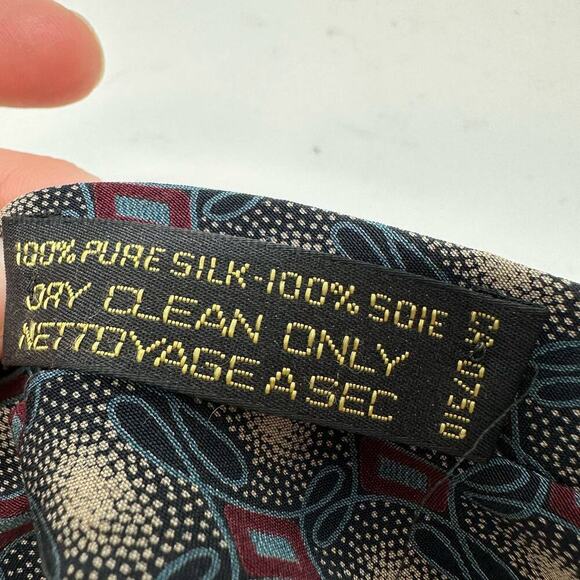 Giorgio Armani Cravatte Maroon w/ Dark Blue Diamond Pattern 100% Pure Silk Tie - Picture 4 of 7